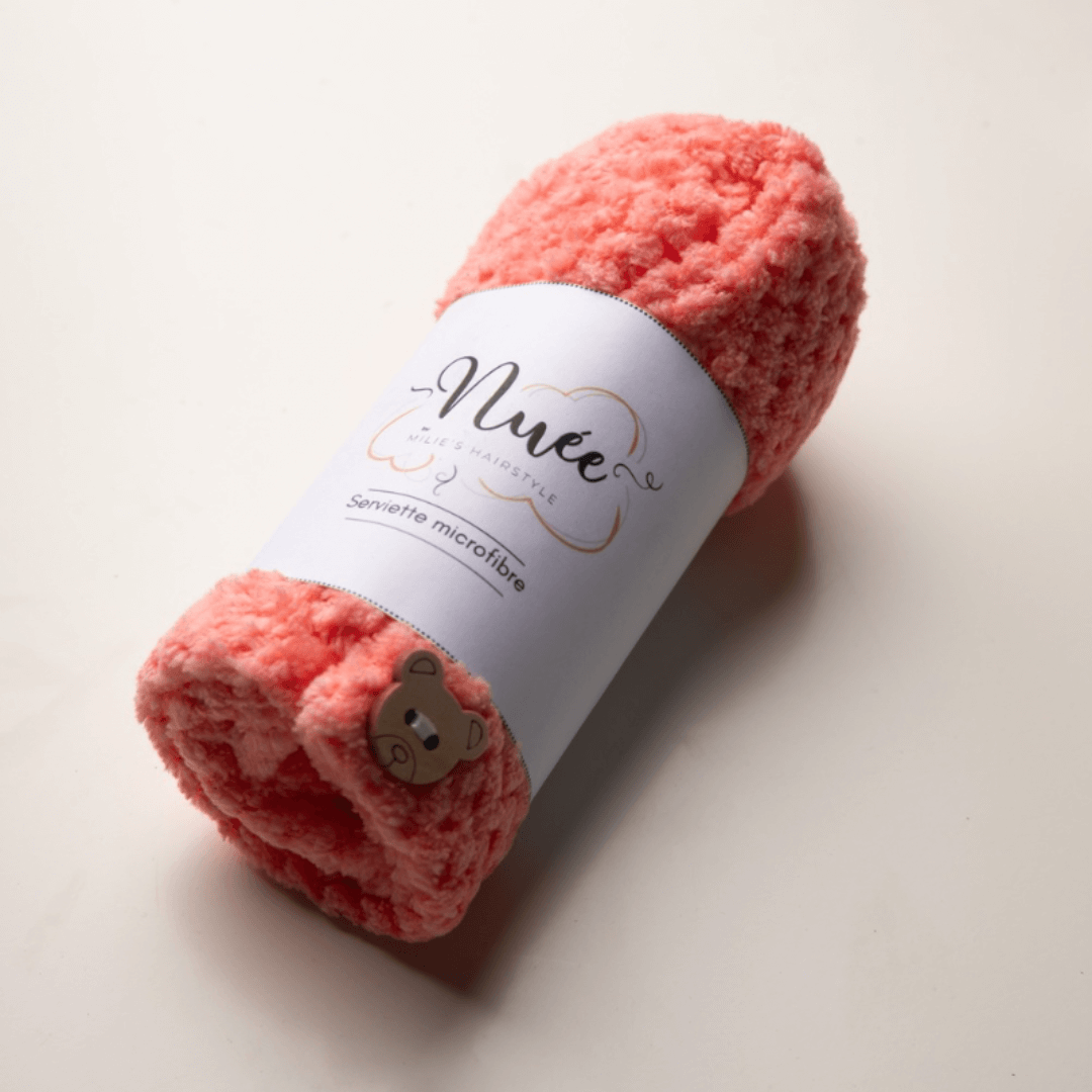 Serviette microfibre rose, idéale pour réduire les frisottis et accélérer le séchage des cheveux crépus bouclés.